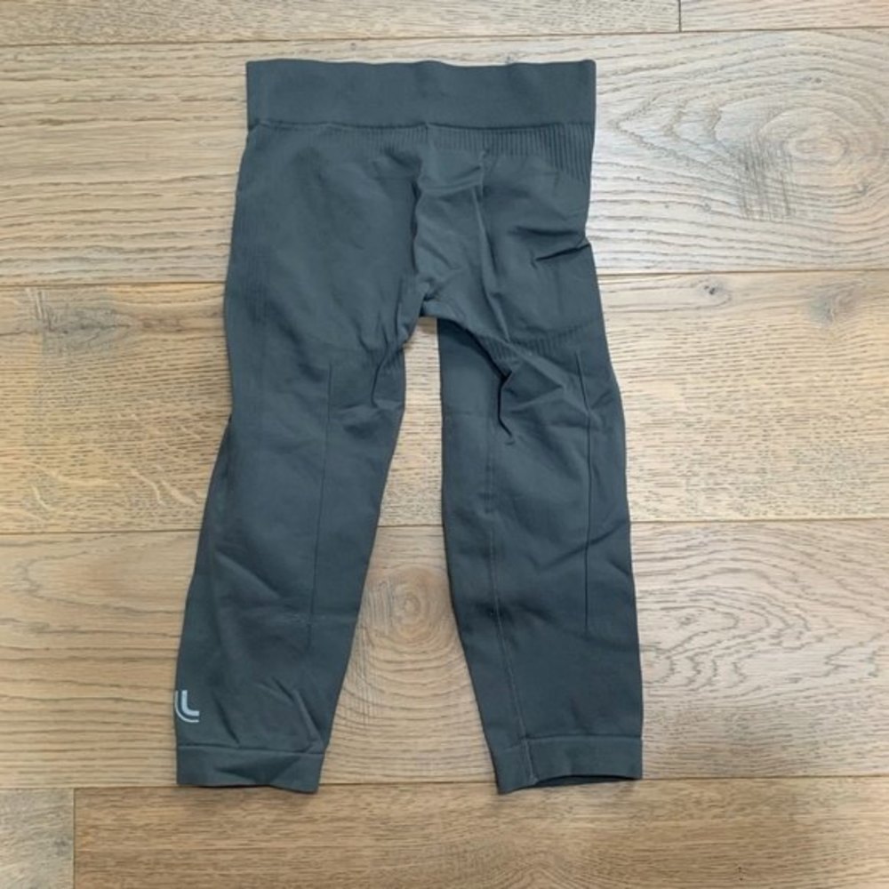 Lolë grey compression capri leggings - Picture 2 of 5